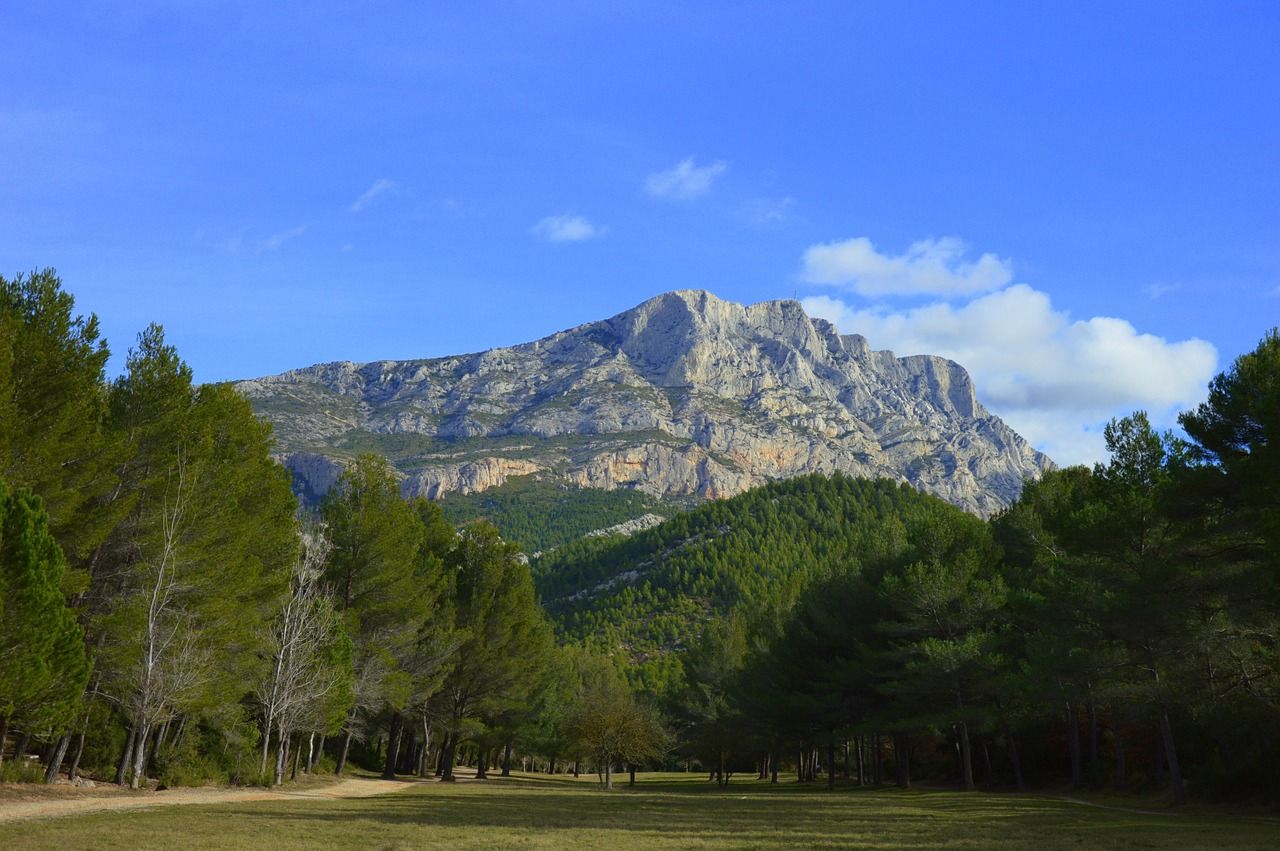 VTT électrique sur les chemins de la montagne Sainte-Victoire