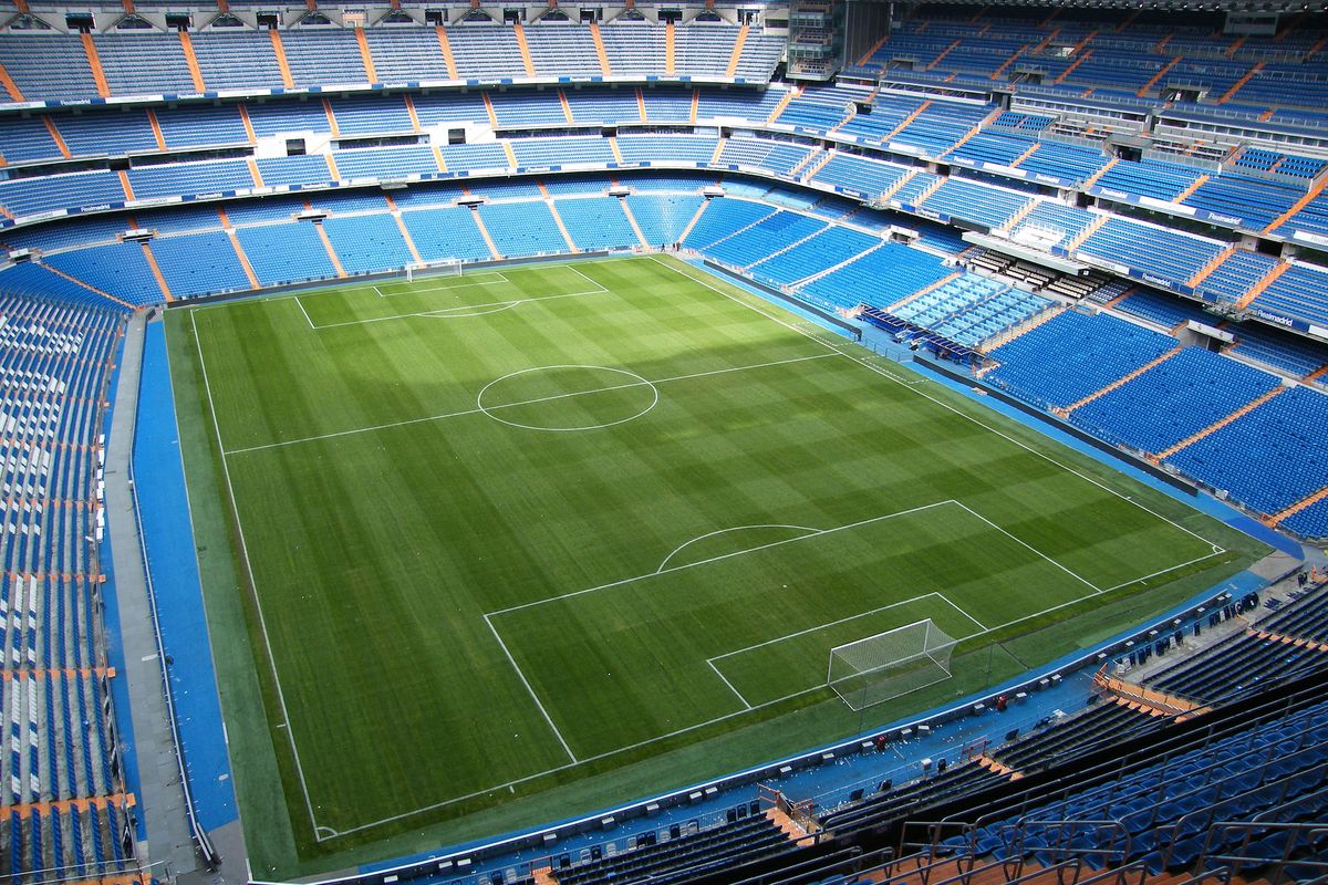 Vue sur la pelouse du stade Santiago Bernabeu de Madrid