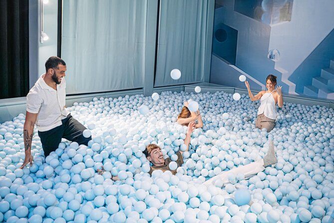 Piscine de balles en plastique au musée Ikono Madrid