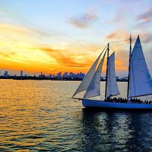 Excursion en voilier au coucher du soleil dans le port de Boston