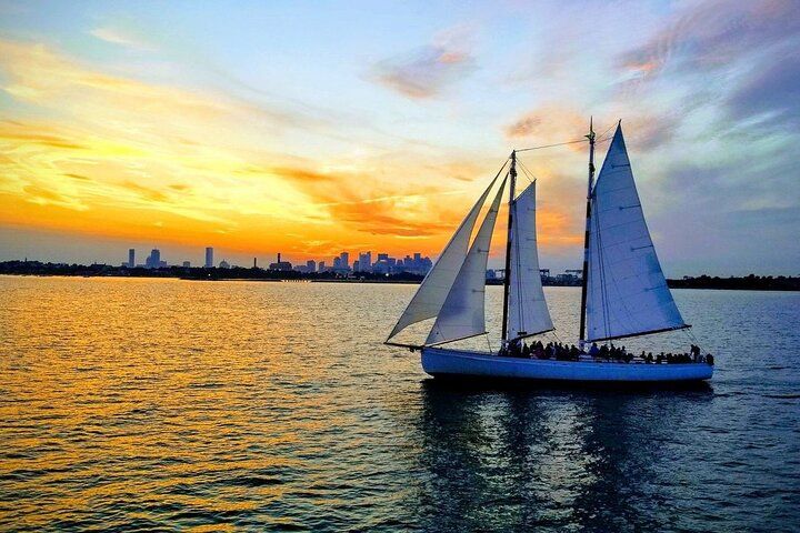 Excursion en voilier au coucher du soleil dans le port de Boston