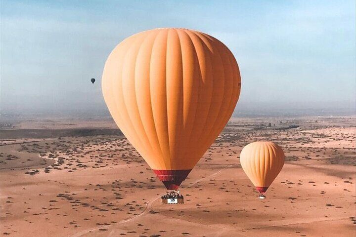 Vol en montgolfière au-dessus des montagnes de l'Atlas au départ de Marrakech, avec petit-déjeuner berbère et promenade à dos de chameau dans le désert