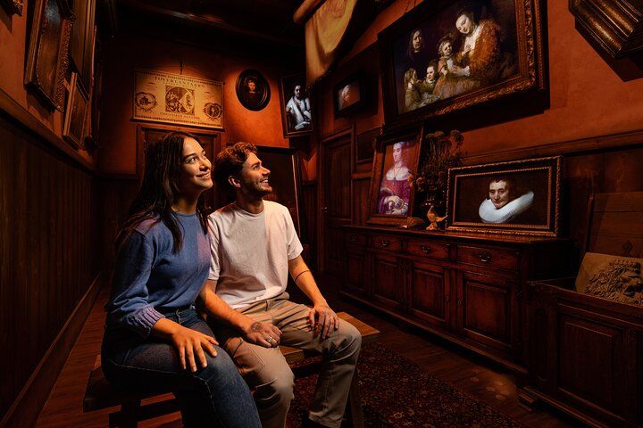 Couple visitant le musée Rembrandts Experience à Amsterdam