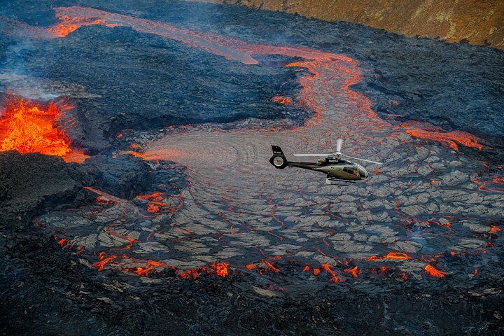 Survol en hélicoptère de l'éruption du volcan Reykjanes en Islande