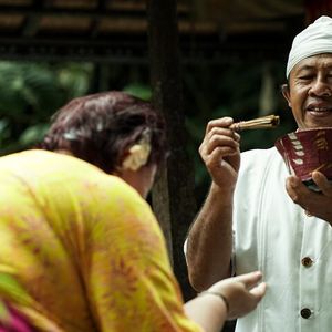 Cérémonie de purification dans un temple sacré à Bali