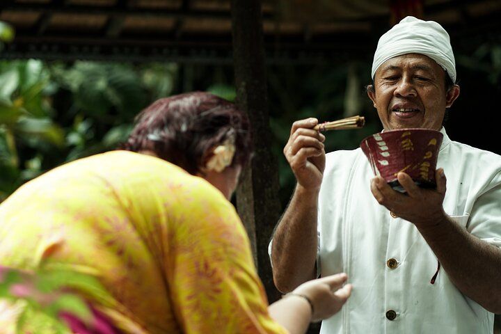 Cérémonie de purification dans un temple sacré à Bali