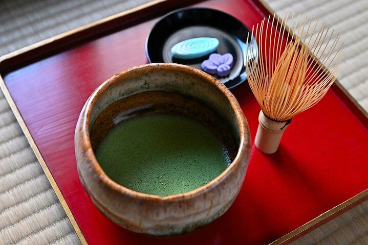 Cérémonie du thé dans un salon de thé japonais authentique à Kyoto