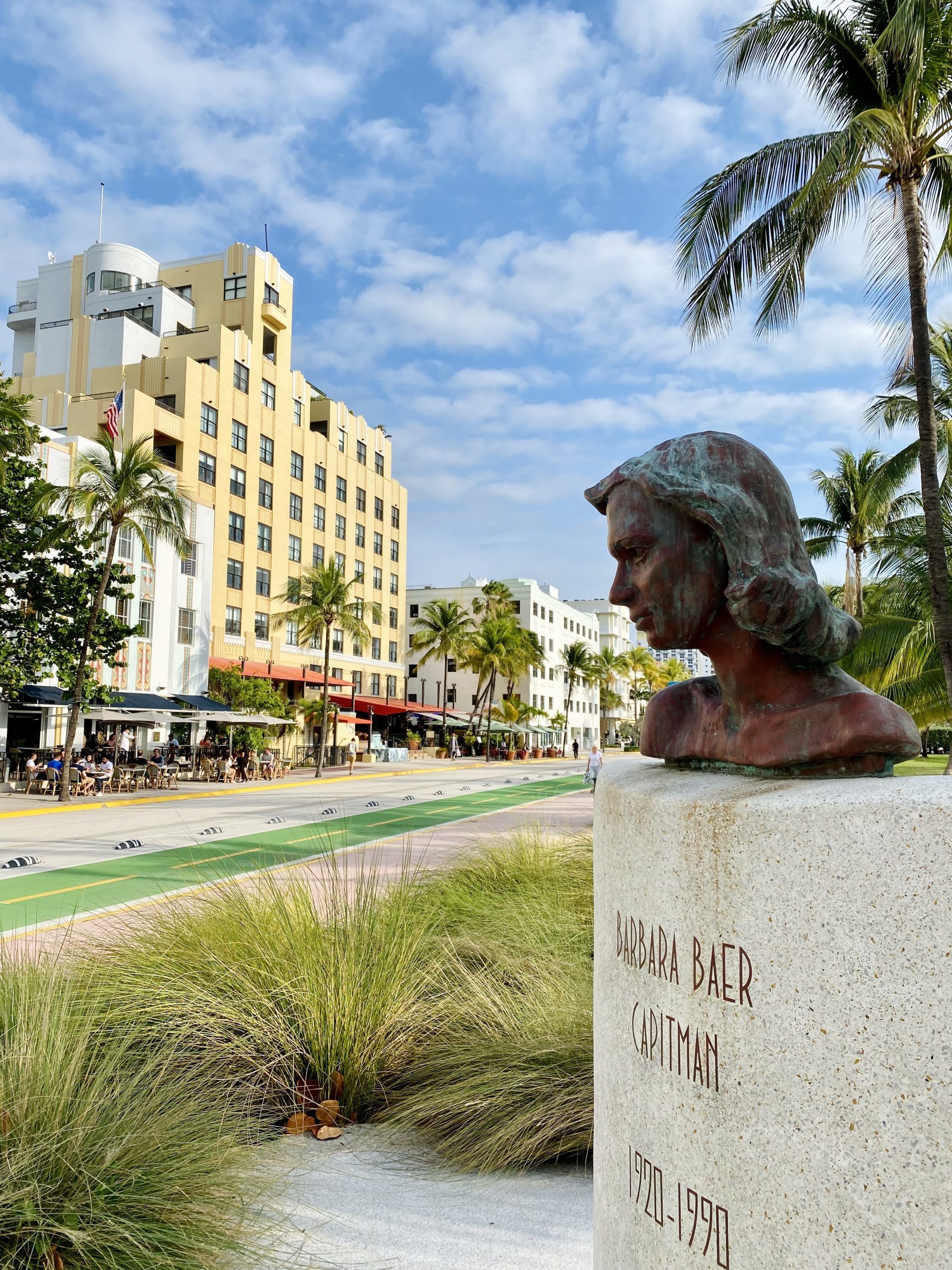 Statue de Barbara Capitman à Miami Beach devant l'architecture Art déco de South Beach