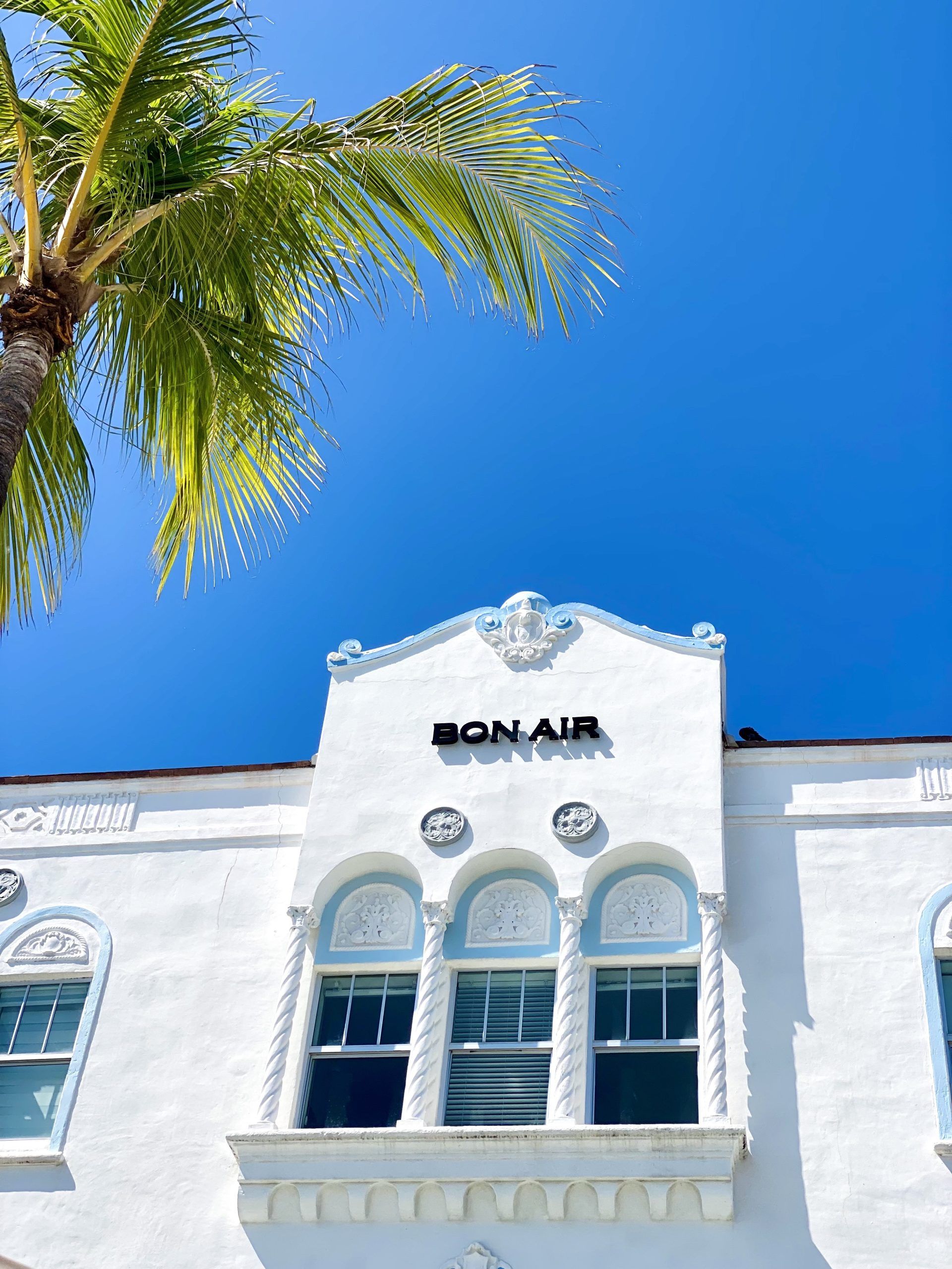 Façade Art déco de l'Hotel Bon Air à Miami Beach en Floride