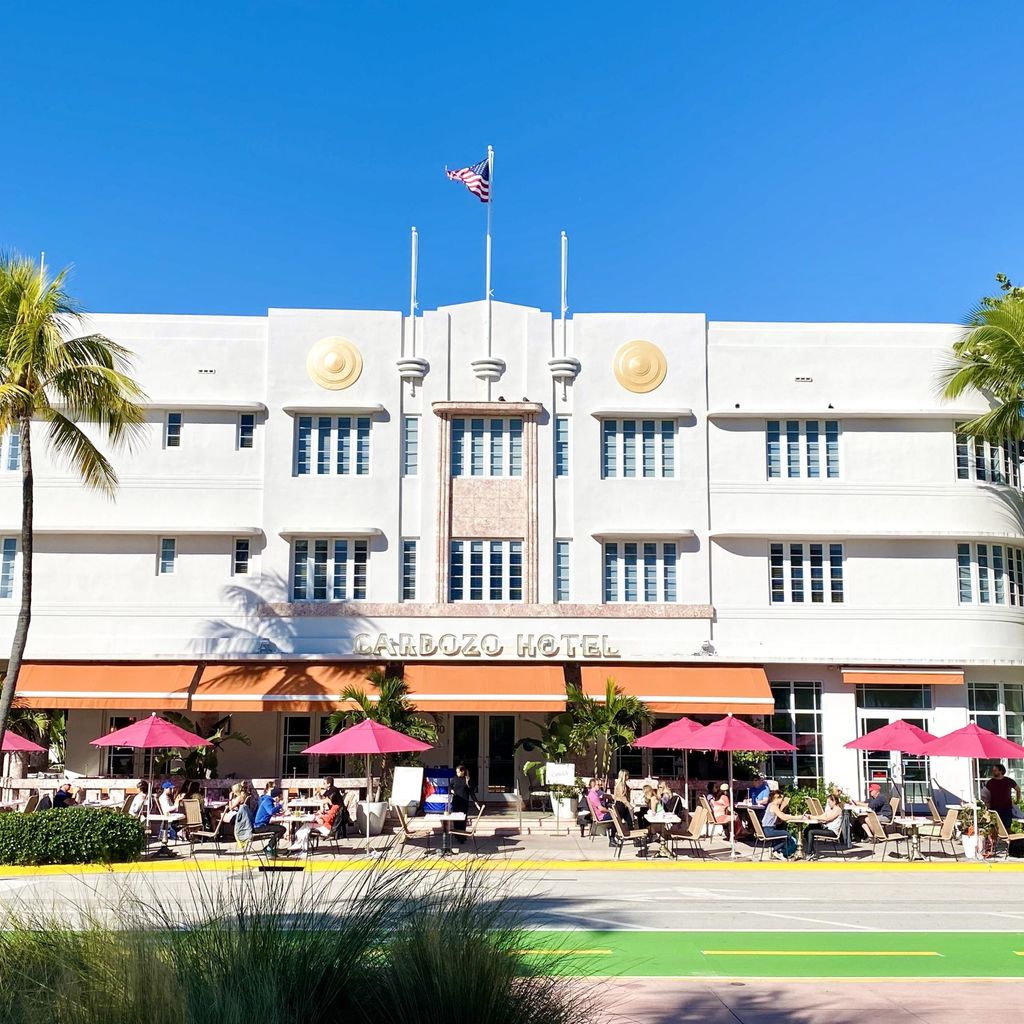 Façade Art déco du Cardozo Hotel sur Ocean Drive à Miami Beach