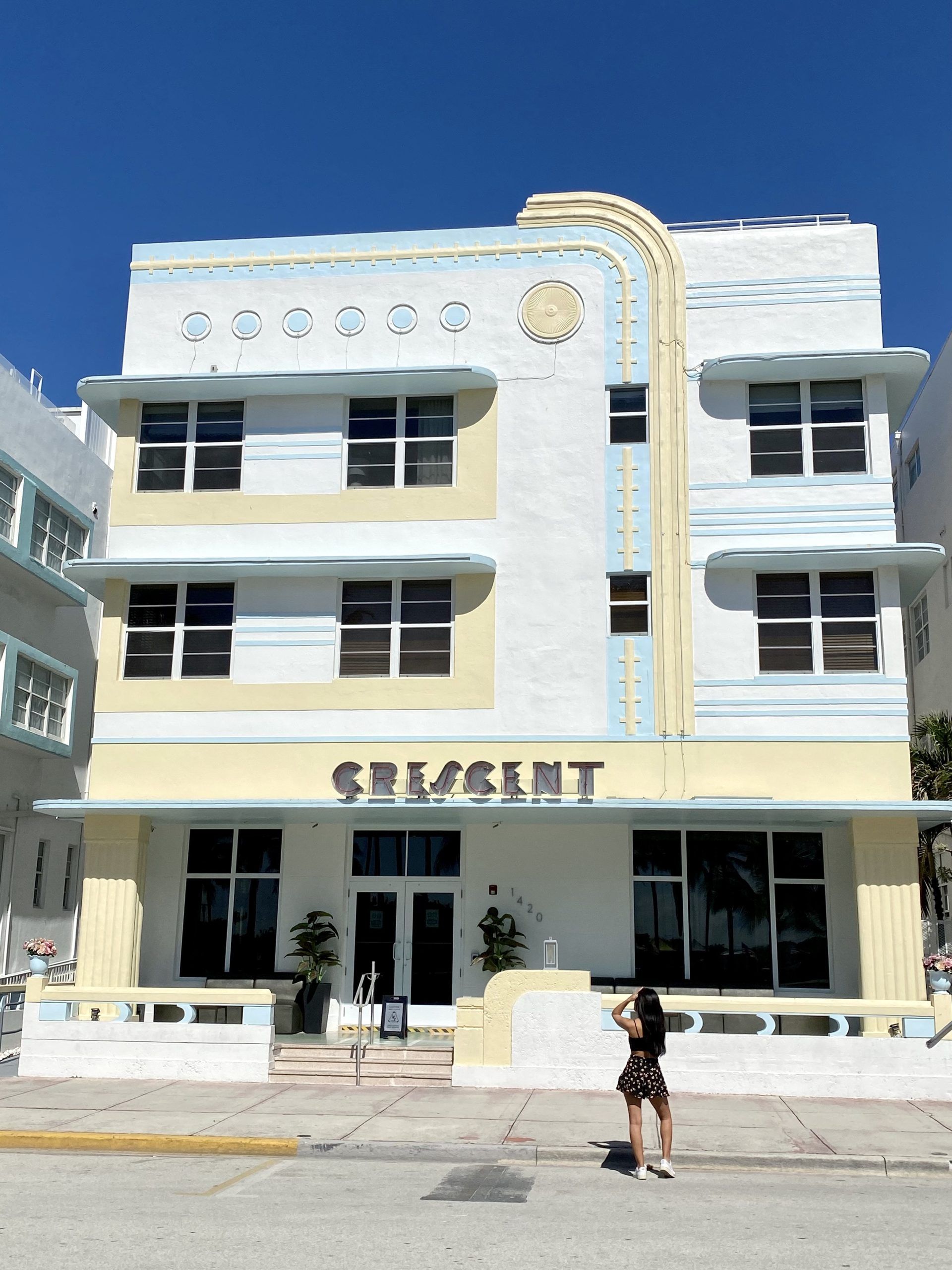 Façade Art déco du Crescent Hotel sur Ocean Drive à Miami Beach