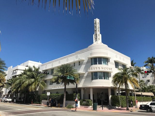 Façade Art déco Essex House Hotel Miami Beach