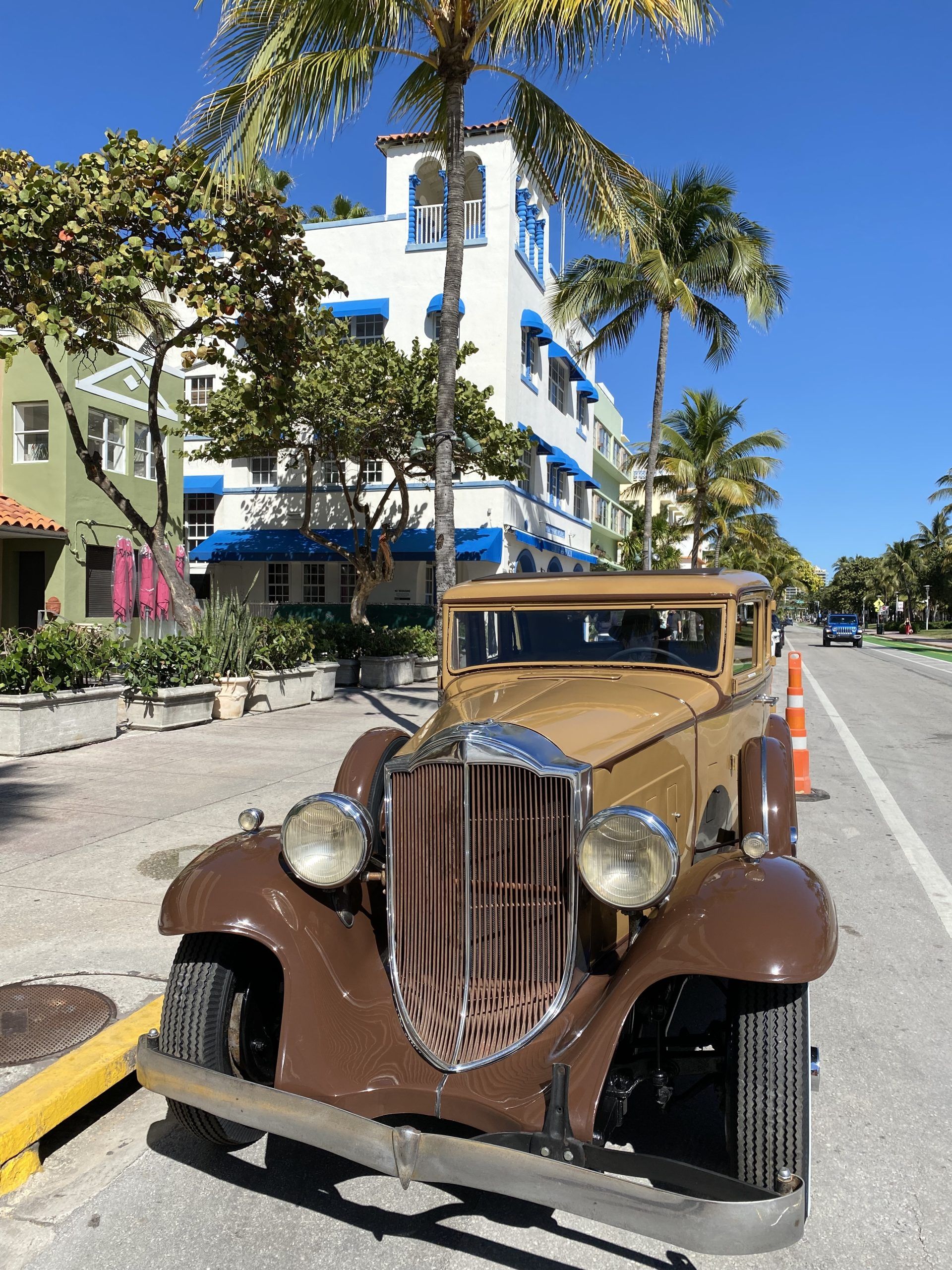Voiture de collection devant le News Cafe à Miami Beach